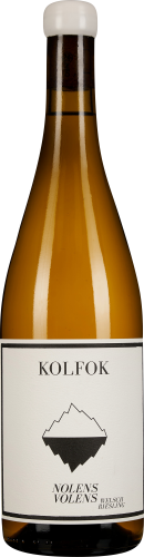 Die Weinflasche ist schlank mit einem weißen Etikett, das ein schwarzes grafisches Bergmotiv und Text zeigt. Der Flaschenhals ist von einem weißen Verschluss gekrönt, während das Glas einen bernsteinfarbenen Inhalt andeutet.