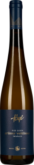 Das Bild zeigt eine Weinflasche mit dunkelblauem Etikett und goldener Schrift. Die Flasche hat eine schlanke, elegante Form und der Verschluss ist ebenfalls in dunklem Blau gehalten.