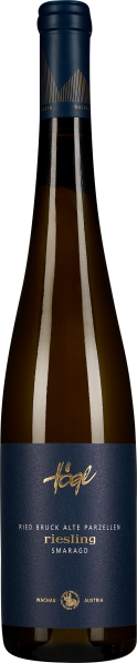 Braune Weinflasche mit einer dunkelblauen Etikette und goldenem Schriftzug, elegantes Design, schmaler Hals und dunkler Verschluss.