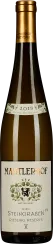 Eine schlanke Weinflasche mit goldener Kapsel und elegantem Etikett, das florale und heraldische Elemente zeigt. Die Flasche hat eine klare, stilvolle Präsenz.