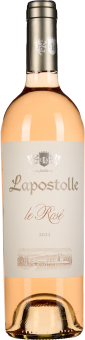 Eine Flasche Roséwein mit zartem Lachsfarbton, elegantes Etikett in Weiß und Gold, silberner Verschluss.