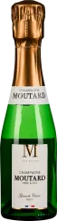 Grüne Champagnerflasche mit goldener Folienumhüllung über dem Korken; elegantes, minimalistisches Etikett mit klaren Linien und dezenter Schrift.
