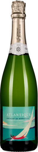 Flasche mit goldener Folienkapsel, darunter ein helles Etikett mit nautischem Motiv in Blau- und Weißtönen, das eine Segelszene zeigt. Grünen Flaschenkörper mit elegantem Design.