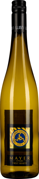 Klarglasflasche mit gelbem Wein und schwarzem Etikett.