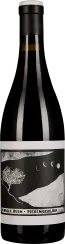 Dunkle Weinflasche mit minimalistischem, schwarz-weißem Landschaftsetikett.