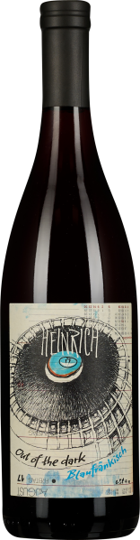 Dunkle Weinflasche mit modernem, kunstvollem Etikett in Blau- und Beigetönen.