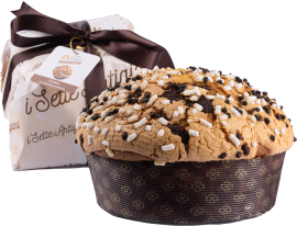 Goldenbrauner Panettone mit Schokoladenstückchen und Zuckerdekor, edel verpackt.