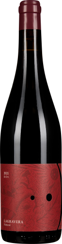 Eine elegante Weinflasche aus dunklem Glas mit tiefrotem Etikett, das ein feines, florales Muster zeigt, ergänzt durch einen passenden dunkelroten Flaschenhals.