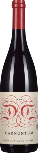 Die Weinflasche zeigt ein elegantes, geschwungenes Etikett mit roten Verzierungen und schwarzer Schrift. Der Flaschenkorken ist ebenfalls rot, passend zu den Etikett-Details. Die Flasche hat eine klassische Form mit dunkel getöntem Glas.