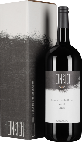 Weinflasche in Dunkelglas mit schlichtem, elegantem Etikett neben passender Geschenkbox.