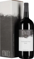 Schwarze Weinflasche mit grauer Verpackung, minimalistisches Design, weiße Etikette.