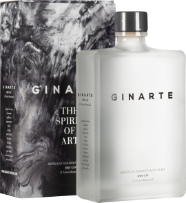 Klare, eckige Flasche mit schlichtem, modernem Design; metallischer Verschluss. Begleitet von dekorativer Box in Schwarz-Weiß mit Marmor-Effekt.