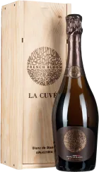 Edle Champagnerflasche mit braunem Etikett vor einer Holzkiste.