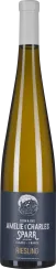 Eine schlanke Weinflasche mit goldgelbem Inhalt und blauem Etikett sowie weißem Verschluss.