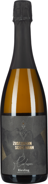 Braune Sektflasche mit eleganter schwarzer Beschriftung und dunklem Etikettendesign.