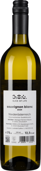 Klarglasflasche mit gelblichem Wein und schwarzem Schraubverschluss.