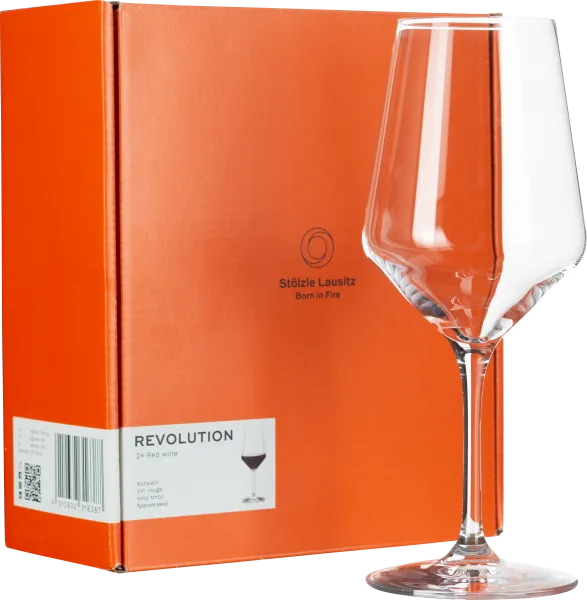 Weinglas vor leuchtend orangefarbener Verpackung mit transparentem Design.