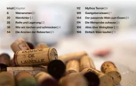 Weinkorken auf unscharfem Hintergrund, daneben Inhaltsverzeichnis eines Weinbuchs.