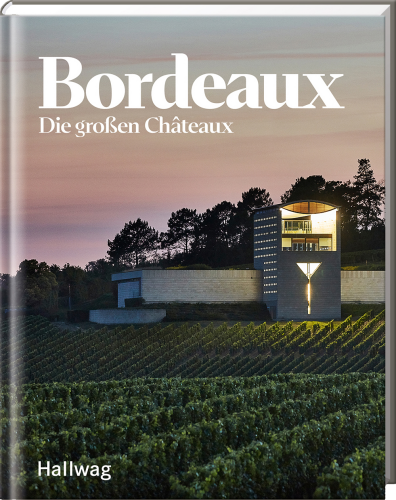 Buchcover mit Weingutgebäude in abendlicher Landschaft, umgeben von Weinreben.