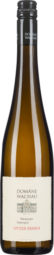 Braune Weinflasche mit schwarzem Schraubverschluss und cremeweißem Etikett.
