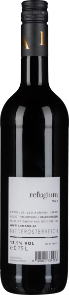 Schlanke, dunkle Weinflasche mit schlichtem, weißem Etikett und schwarzem Schraubverschluss.