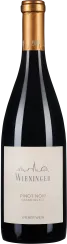 Flasche mit tiefrotem Wein, elegantes, schlichtes Etikett mit feiner Skyline-Grafik, goldener Flaschenhals.