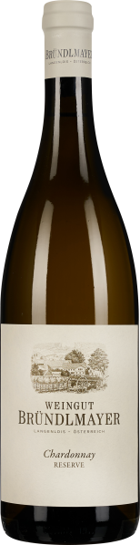 Eine elegante Weinflasche mit klassischem Etikett, das ein ländliches Weingut illustriert. Die Flasche hat einen hellen Verschluss, der harmonisch zur cremefarbenen Etikettenfarbe passt.