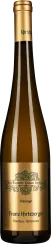 Eine schlanke, braune Weinflasche mit goldenem Etikett und goldenem Schraubverschluss. Das Etikett zeigt eine detaillierte Grafik eines Gebäudes und verleiht der Flasche einen eleganten, hochwertigen Look.