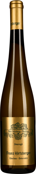 Braune Weinflasche mit goldener Kapsel und goldfarbenem Etikett, abgebildetes Gebäude und Verzierungen.