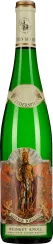 Grüne Weinflasche mit kunstvollem Etikett, das eine historische Figur zeigt. Die Flasche hat ein klassisches, elegantes Design mit goldenen und weißen Elementen am Flaschenhals und auf dem Etikett.