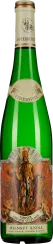Die Flasche zeigt einen Grünen Veltliner mit einem kunstvoll gestalteten Etikett, das eine historische Figur mit einem Stab und Engelkindern abbildet. Die Flasche ist grün und hat einen goldenen Hals mit einem detaillierten Logo.
