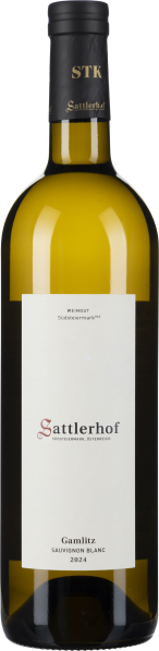 Klare Weinflasche mit schwarz-goldenem Hals und weißem Etikett.