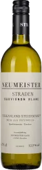 Die Flasche zeigt einen Sauvignon Blanc Wein mit einer blassgelben Flüssigkeit, die durch das grün getönte Glas sichtbar ist. Die klare, minimalistische Gestaltung des Etiketts hebt sich durch schwarze und graue Schrift hervor. Der schwarze Schraubverschl
