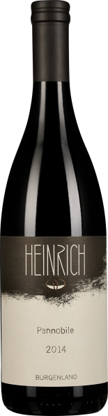 Dunkle Weinflasche mit schwarzem Etikett und weißem Schriftzug.