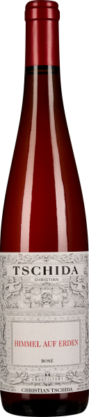 Rote Weinflasche mit dekorativem Etikett und rotem Schraubverschluss.