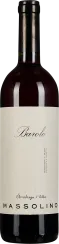 Eine klassische Weinflasche aus dunklem Glas mit einer schlichten, eleganten weißen Etikettierung, die dezente schwarze Schrift trägt. Der Wein selbst hat eine tiefrote Farbe.
