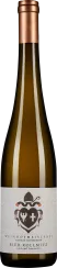 Eine schlanke Weinflasche mit einem bronzefarbenen Schraubverschluss. Das Etikett zeigt ein stilisiertes Wappen mit einem Herz und dezenten Schwarz-, Weiß- und Rottönen. Der Rest der Flasche ist in einem dunklen Grünton gehalten, was den Inhalt andeutet.