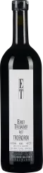 Eine dunkle Weinflasche mit einem schlichten weißen Etikett und schwarzer Schrift. Die Flasche hat eine schlanke, elegante Form und einen schwarzen Verschluss, der einen hochwertigen Eindruck vermittelt.