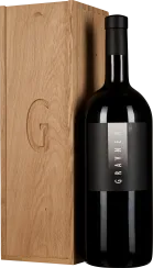 Elegante Weinflasche mit minimalistischem schwarzem Etikett, präsentiert neben einer edlen Holzkiste mit eingraviertem „G“.