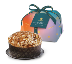 Panettone mit goldbrauner Kruste, garniert mit Mandeln und Zuckerkristallen, kunstvolle Verpackung.