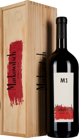 Eine elegante Weinflasche mit einem minimalistischen weißen Etikett und der Beschriftung "M1" steht neben einer dekorativen Holzkiste mit rotem Design.