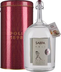 Große, klare Glasflasche mit Metallverschluss, etikettiert mit elegantem Design. Daneben steht eine metallische, rot-gold verzierte Geschenkdose.