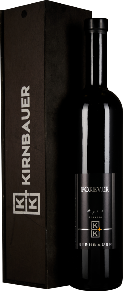 Die Flasche ist schlank und hoch mit einem glänzenden, schwarzen Etikett, auf dem dezente weiße und goldene Schriftzüge zu sehen sind. Die Weinkiste im Hintergrund ist ebenfalls schwarz und besitzt ein schlichtes Design mit weißem Logo.