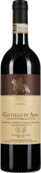 Die Weinflasche hat eine dunkelrote Flüssigkeit und ein elegantes Etikett in Beige und Braun, verziert mit einem goldenen Pferdemotiv. Der Hals der Flasche ist mit einem goldfarbenen Band umwickelt.