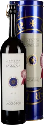 Die Abbildung zeigt eine elegante Grappa-Flasche mit einer weißen, detailreichen Etikettierung, begleitet von einer glänzenden, königsblauen Geschenkverpackung mit goldenen Akzenten.