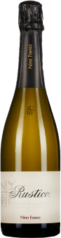 Eine schlanke Sektflasche mit schwarzem, strukturiertem Hals und goldfarbenem Schriftzug. Das Etikett ist cremefarben mit elegantem Schriftzug und detailliertem, dezentem Muster.