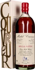 Die Abbildung zeigt eine elegante Flasche Whisky mit rotem Wachssiegel und einer rundlichen Form. Das Etikett ist klassisch gestaltet, während die Verpackung hochwertige, große goldene Buchstaben zeigt, die einen luxuriösen Eindruck vermitteln.