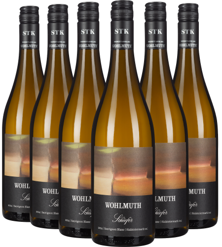 Sechs Flaschen Weißwein mit schwarzem Etikett und Schraubverschluss, elegant arrangiert.