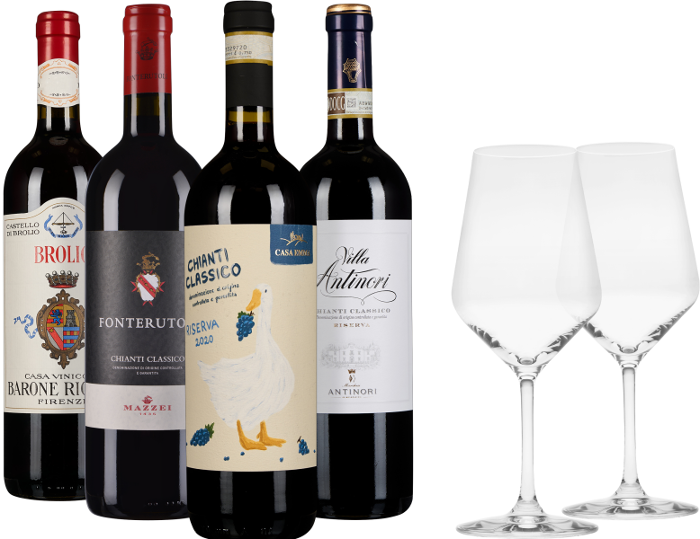 Vier Chianti-Weinflaschen und zwei elegante Weingläser vor schwarzem Hintergrund.