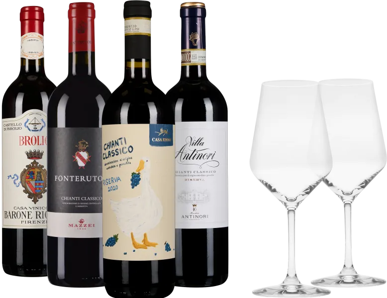 Vier Chianti-Weinflaschen und zwei elegante Weingläser vor schwarzem Hintergrund.